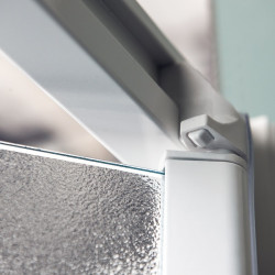 Samo Porte douche abattant Saloon 107 111 cm profilés blancVerre transparen Kobleo